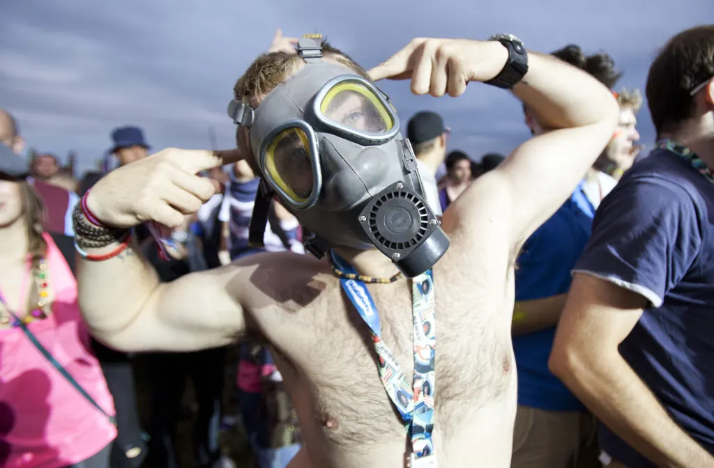 Festivalgoers and atmosphere at Global Gathering 2010